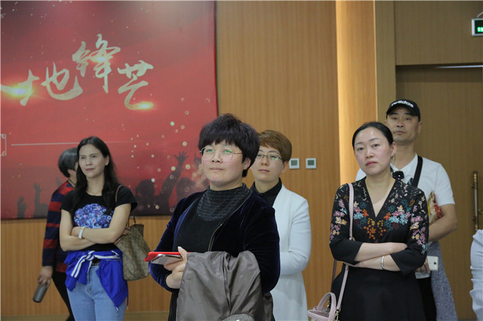 家長觀看孩子匯報成果.jpg